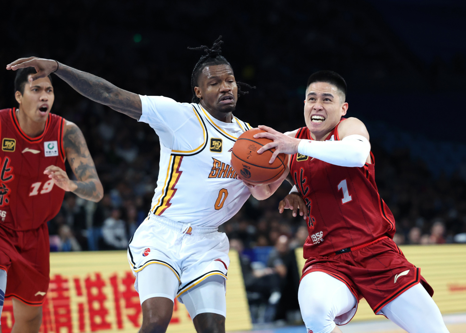 篮板争夺:北京队抢到49篮板,攻守兼备! 篮板争夺:北京队抢到49篮板,攻守兼备!