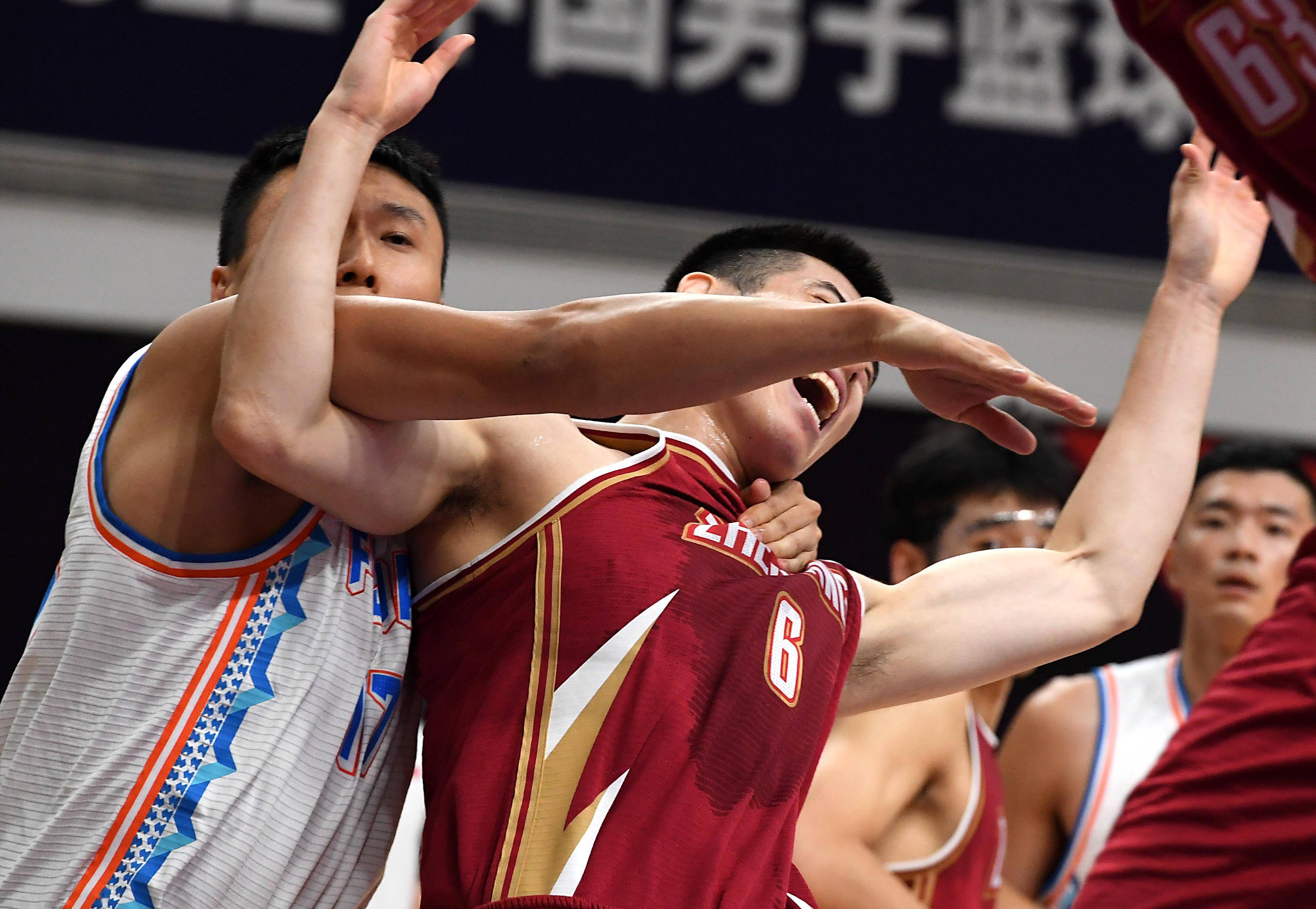 【犯规解析】比赛中那些令人尴尬的犯规瞬间集锦的简单介绍 【犯规解析】比赛中那些令人尴尬的犯规瞬间集锦的简单介绍